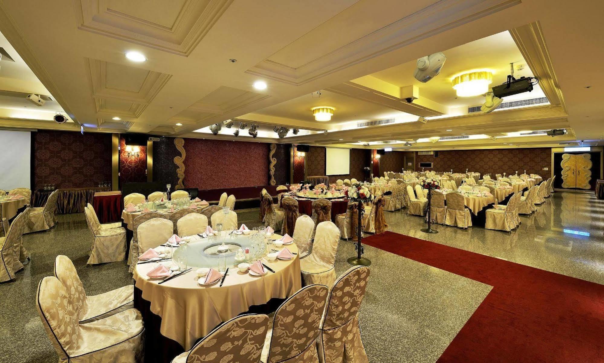 Shinkansen Grand Hotel Тайчжун Экстерьер фото